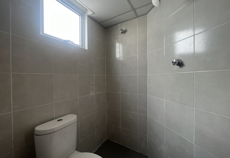 C H E A P 4 Sty shoplot Facing main road at Batu 11 Cheras