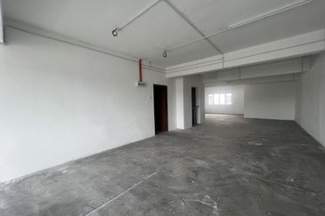 C H E A P 4 Sty shoplot Facing main road at Batu 11 Cheras