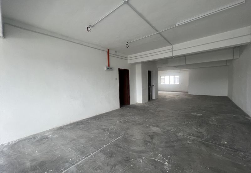 C H E A P 4 Sty shoplot Facing main road at Batu 11 Cheras