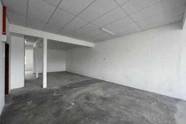 C H E A P 4 Sty shoplot Facing main road at Batu 11 Cheras