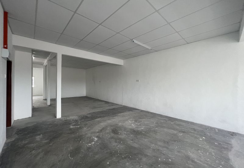 C H E A P 4 Sty shoplot Facing main road at Batu 11 Cheras