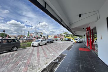 C H E A P 4 Sty shoplot Facing main road at Batu 11 Cheras
