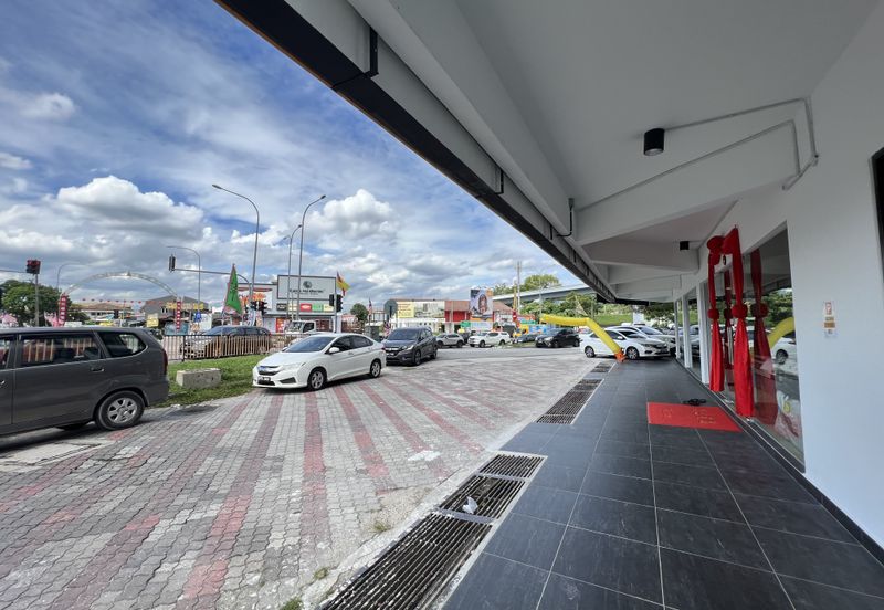 C H E A P 4 Sty shoplot Facing main road at Batu 11 Cheras