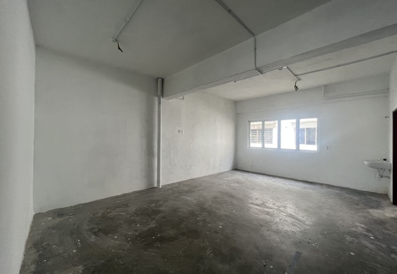 C H E A P 4 Sty shoplot Facing main road at Batu 11 Cheras