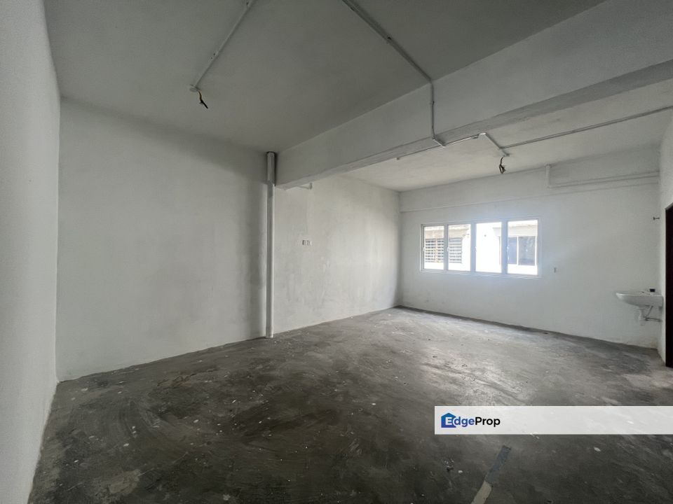 C H E A P 4 Sty shoplot Facing main road at Batu 11 Cheras, Selangor, Cheras