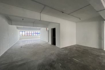 C H E A P 4 Sty shoplot Facing main road at Batu 11 Cheras