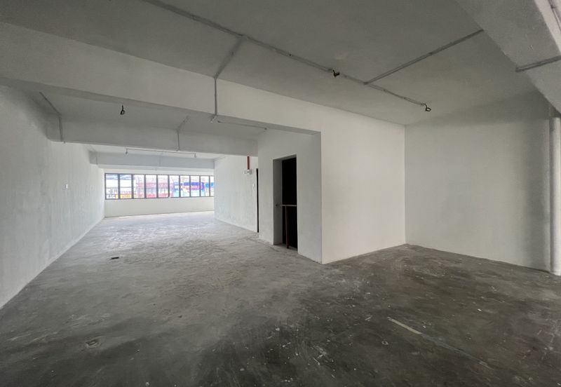 C H E A P 4 Sty shoplot Facing main road at Batu 11 Cheras