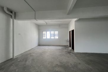 C H E A P 4 Sty shoplot Facing main road at Batu 11 Cheras