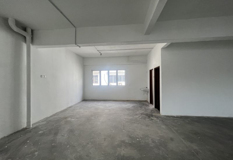 C H E A P 4 Sty shoplot Facing main road at Batu 11 Cheras