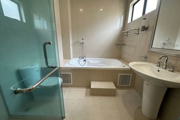 C H E A P 2 Sty Bungalow at Sungai Long for sale