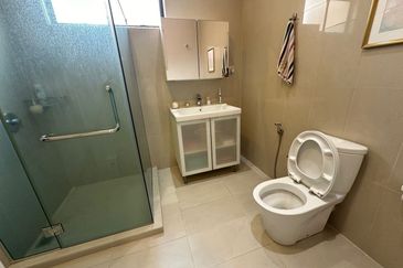 C H E A P 2 Sty Bungalow at Sungai Long for sale