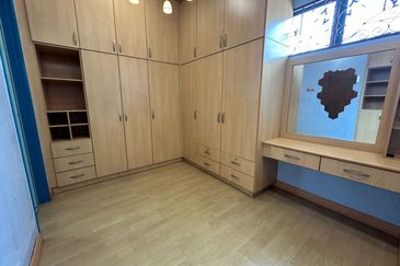 C H E A P 2 Sty Bungalow at Sungai Long for sale