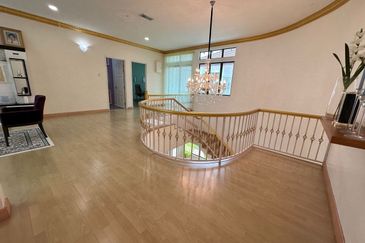 C H E A P 2 Sty Bungalow at Sungai Long for sale