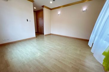 C H E A P 2 Sty Bungalow at Sungai Long for sale