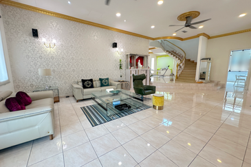 C H E A P 2 Sty Bungalow at Sungai Long for sale