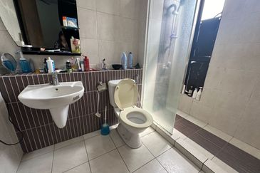 C H E A P 2.5 Sty Semi-D at Twin Palm house for sale