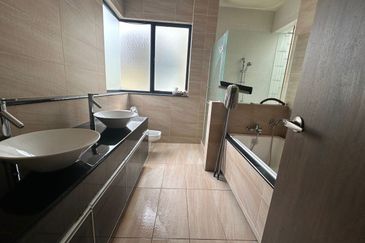 C H E A P 2.5 Sty Semi-D at Twin Palm house for sale