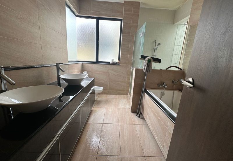 C H E A P 2.5 Sty Semi-D at Twin Palm house for sale