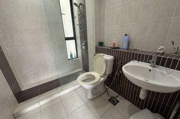 C H E A P 2.5 Sty Semi-D at Twin Palm house for sale