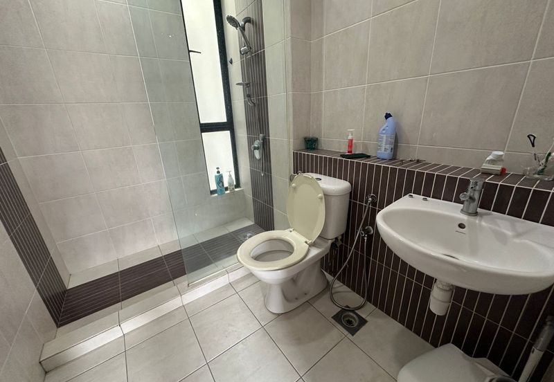 C H E A P 2.5 Sty Semi-D at Twin Palm house for sale