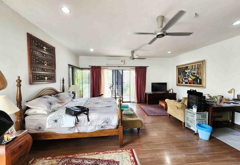 C H E A P Lakefields E N D L O T 3 sty Terrace House for sale