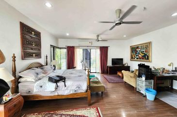 C H E A P Lakefields E N D L O T 3 sty Terrace House for sale