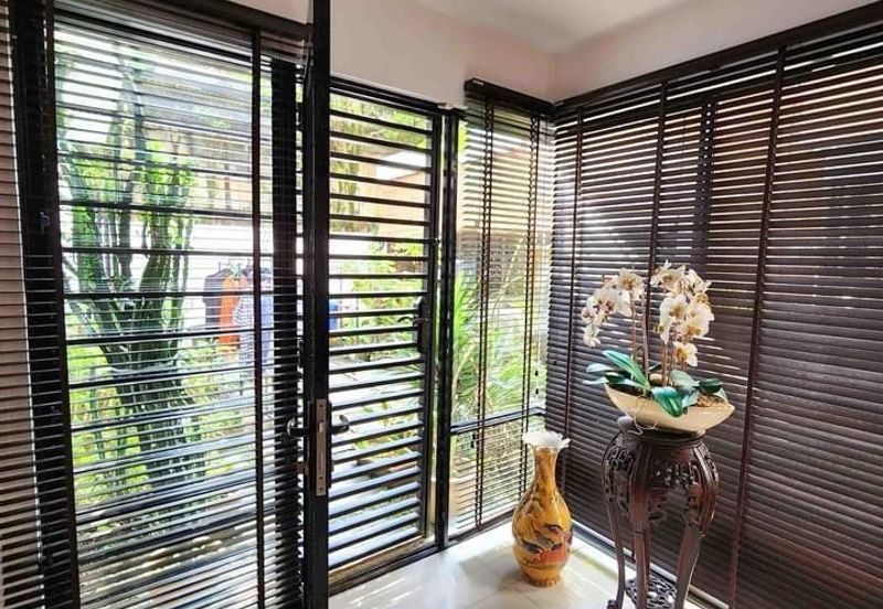 C H E A P Lakefields E N D L O T 3 sty Terrace House for sale