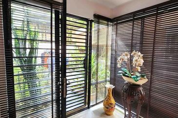 C H E A P Lakefields E N D L O T 3 sty Terrace House for sale