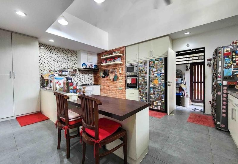 C H E A P Lakefields E N D L O T 3 sty Terrace House for sale