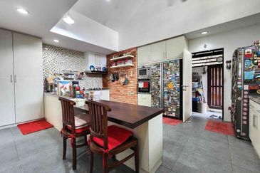 C H E A P Lakefields E N D L O T 3 sty Terrace House for sale