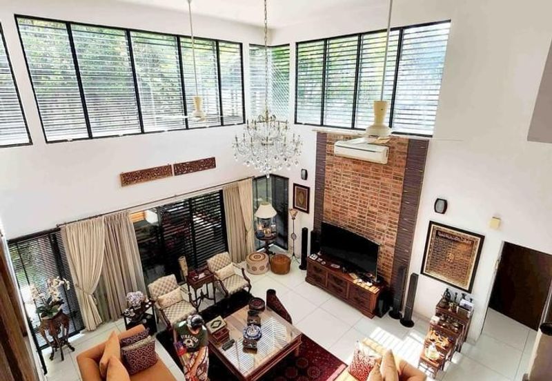 C H E A P Lakefields E N D L O T 3 sty Terrace House for sale