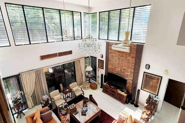 C H E A P Lakefields E N D L O T 3 sty Terrace House for sale