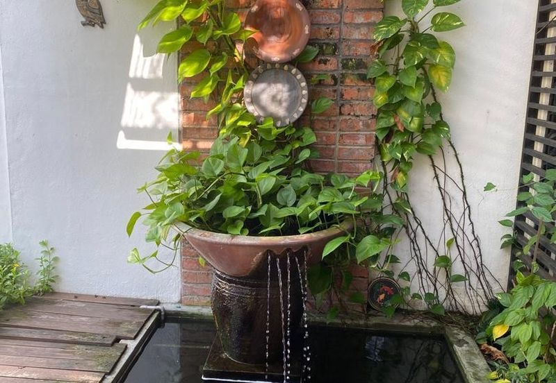 C H E A P Lakefields E N D L O T 3 sty Terrace House for sale