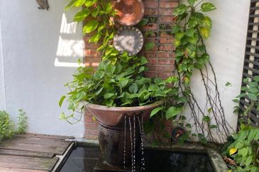 C H E A P Lakefields E N D L O T 3 sty Terrace House for sale