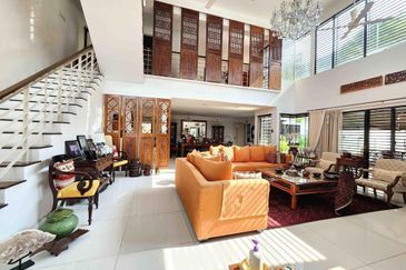 C H E A P Lakefields E N D L O T 3 sty Terrace House for sale