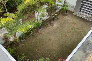 C H E A P Lakefields E N D L O T 3 sty Terrace House for sale