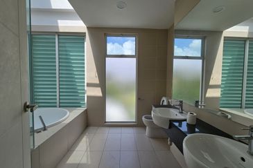 C H E A P Tropicana Cheras 3 sty C O R N E R Zero Lot Corner Lot Bungalow for sale