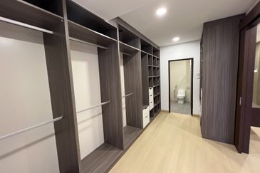 CHEAP 3 sty terrace house at Bukit Suria Sungai Long house for sale\