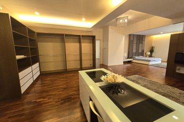 CHEAP 3 Storey Bungalow At Taming Mutiara Sungai Long For Sale 