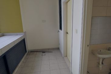 CHEAP Corner KM1 West Condo at Bukit Jalil for sale 