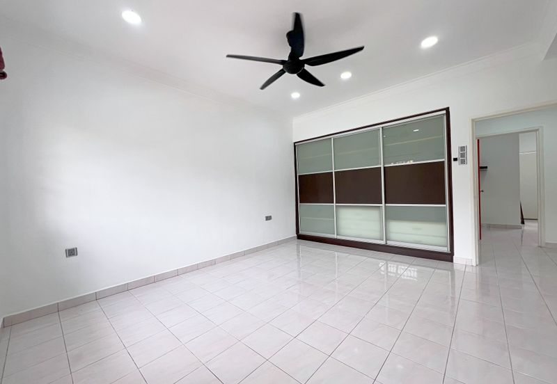 CHEAP Damai Perdana Cheras 2 storey house with kitchen extended & guarded 