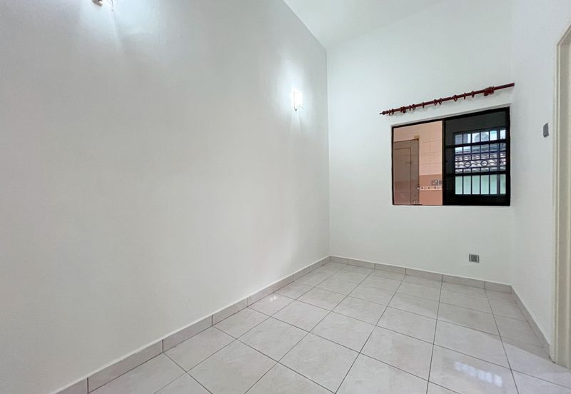 CHEAP Damai Perdana Cheras 2 storey house with kitchen extended & guarded 