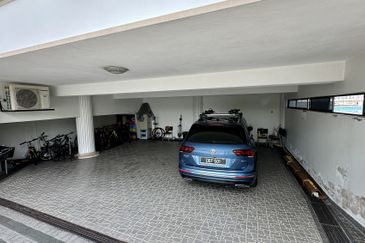 C H E A P Bangsar 3 Storey Bungalow House For Sale