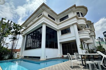 C H E A P Bangsar 3 Storey Bungalow House For Sale