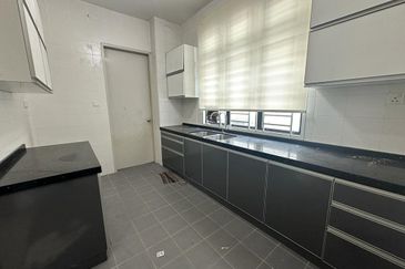 C H E A P 2 Sty Superlink at Bukit Sungai Long for sale