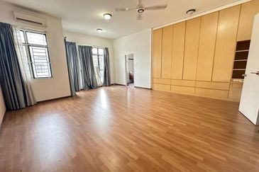 C H E A P 2 Sty Superlink at Bukit Sungai Long for sale