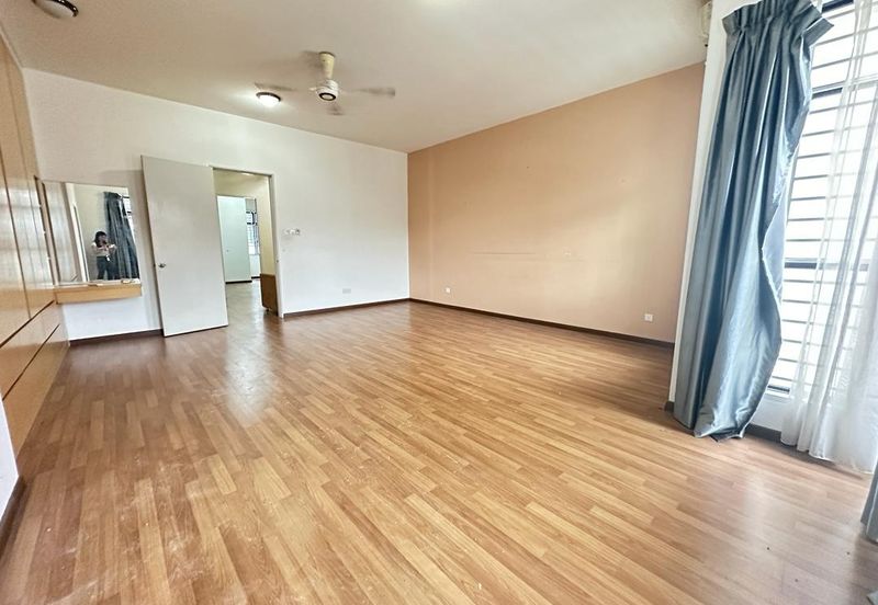 C H E A P 2 Sty Superlink at Bukit Sungai Long for sale