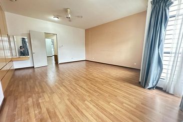 C H E A P 2 Sty Superlink at Bukit Sungai Long for sale