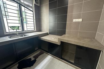 C H E A P 2 Sty Superlink at Bukit Sungai Long for sale