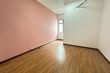 C H E A P 2 Sty Superlink at Bukit Sungai Long for sale